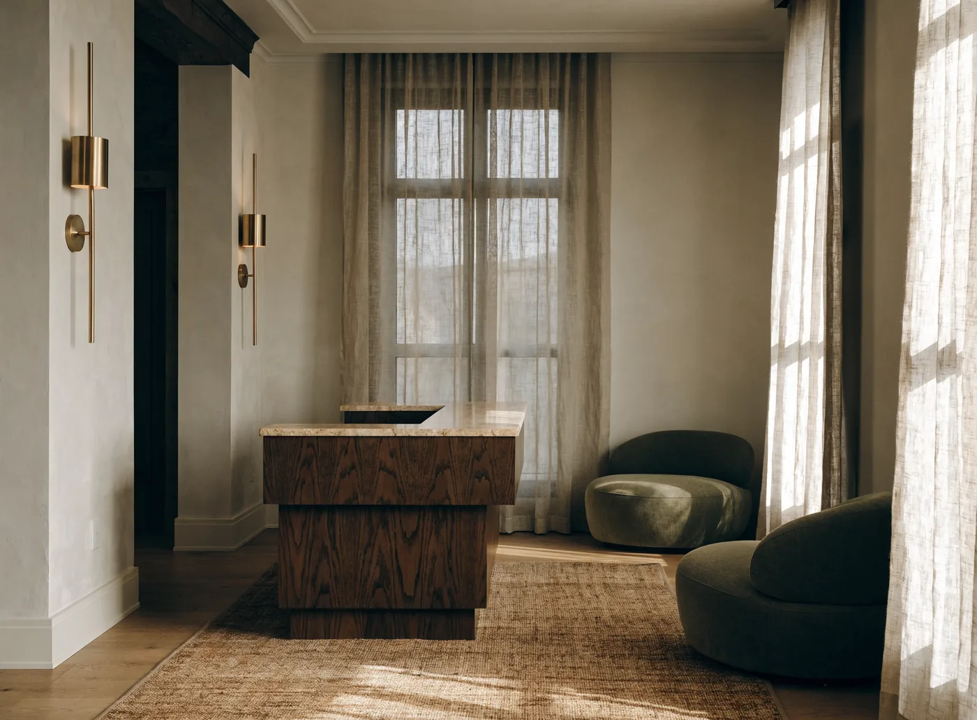 Recepção de hotel boutique com balcão sob medida e poltronas em verde oliva