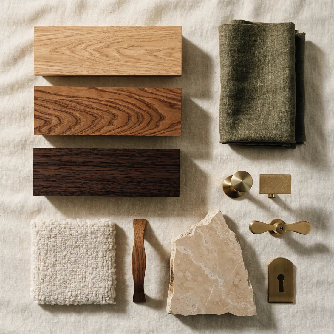 Moodboard de acabamentos: lâminas de madeira, linho, bouclé, pedra natural e ferragens em latão